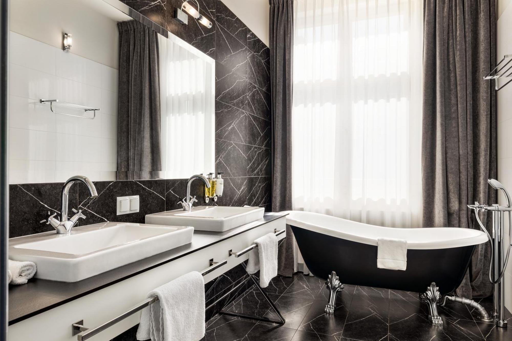 King Suite Deluxe with Sofa Bed, Non-Smoking